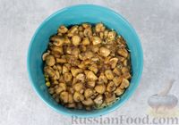 Фото приготовления рецепта: Салат из жареных шампиньонов, сыра и кукурузы - шаг №7