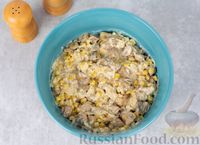 Фото приготовления рецепта: Салат из жареных шампиньонов, сыра и кукурузы - шаг №9