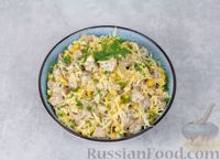 Фото приготовления рецепта: Салат из жареных шампиньонов, сыра и кукурузы - шаг №10