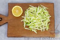 Фото приготовления рецепта: Салат из капусты, моркови и яблок с заправкой из сметаны, майонеза, мёда и мака - шаг №5