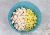 Фото приготовления рецепта: Салат с курицей, картофелем, кукурузой и консервированными ананасами - шаг №5