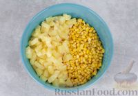 Фото приготовления рецепта: Салат с курицей, картофелем, кукурузой и консервированными ананасами - шаг №6