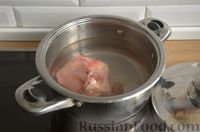 Фото приготовления рецепта: Суп с куриными рулетиками и клёцками с луковой начинкой - шаг №2