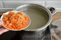 Фото приготовления рецепта: Суп с куриными рулетиками и клёцками с луковой начинкой - шаг №16
