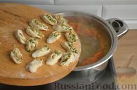 Фото приготовления рецепта: Суп с куриными рулетиками и клёцками с луковой начинкой - шаг №17