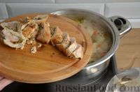 Фото приготовления рецепта: Суп с куриными рулетиками и клёцками с луковой начинкой - шаг №18