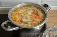 Фото приготовления рецепта: Суп с куриными рулетиками и клёцками с луковой начинкой - шаг №19