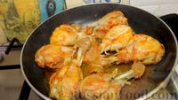 Фото приготовления рецепта: Курица с картошкой на сковороде - шаг №4