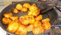 Фото приготовления рецепта: Курица с картошкой на сковороде - шаг №6