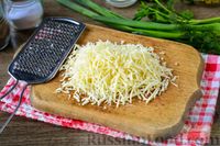 Фото приготовления рецепта: Салат с кукурузой, сыром, яйцами и чесноком - шаг №3