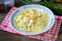 Фото приготовления рецепта: Салат с кукурузой, сыром, яйцами и чесноком - шаг №4