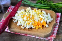 Фото приготовления рецепта: Салат с кукурузой, сыром, яйцами и чесноком - шаг №2
