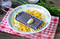 Фото приготовления рецепта: Салат с кукурузой, сыром, яйцами и чесноком - шаг №6