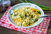 Фото приготовления рецепта: Салат с кукурузой, сыром, яйцами и чесноком - шаг №10
