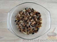Фото приготовления рецепта: Салат с пекинской капустой, фунчозой и орехами - шаг №7