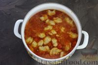Фото приготовления рецепта: Томатный суп с клёцками - шаг №10