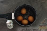 Фото приготовления рецепта: Салат с говядиной, картофелем, черносливом и яйцами - шаг №4