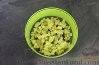 Фото приготовления рецепта: Салат с говядиной, картофелем, черносливом и яйцами - шаг №6