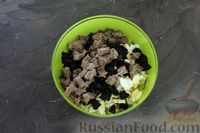 Фото приготовления рецепта: Салат с говядиной, картофелем, черносливом и яйцами - шаг №9