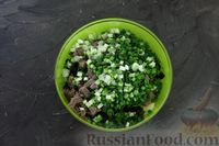 Фото приготовления рецепта: Салат с говядиной, картофелем, черносливом и яйцами - шаг №10