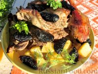 Фото к рецепту: Утка, запечённая с картошкой и черносливом (в рукаве)