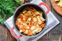 Фото приготовления рецепта: Картошка, тушенная с курицей и грибами - шаг №6