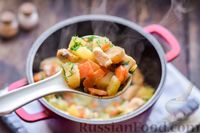 Фото приготовления рецепта: Картошка, тушенная с курицей и грибами - шаг №11