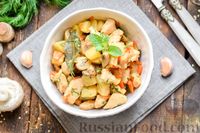 Фото приготовления рецепта: Картошка, тушенная с курицей и грибами - шаг №13