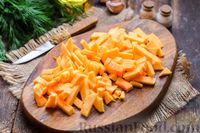 Фото приготовления рецепта: Жареная картошка с тыквой и курицей - шаг №5