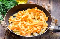 Фото приготовления рецепта: Жареная картошка с тыквой и курицей - шаг №8