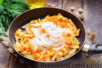 Фото приготовления рецепта: Жареная картошка с тыквой и курицей - шаг №9