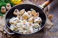 Фото приготовления рецепта: Жареная картошка с грибами и курицей - шаг №5