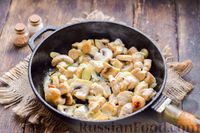 Фото приготовления рецепта: Жареная картошка с грибами и курицей - шаг №7