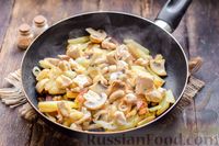Фото приготовления рецепта: Жареная картошка с грибами и курицей - шаг №9