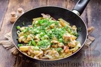 Фото приготовления рецепта: Жареная картошка с грибами и курицей - шаг №10