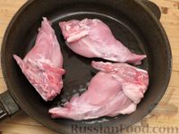 Фото приготовления рецепта: Кролик, тушенный в вине и сливках, с яблоками и сельдереем - шаг №2