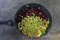 Фото приготовления рецепта: Винегрет из жареных овощей, с солёными огурцами и зелёным горошком - шаг №6
