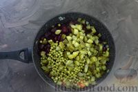 Фото приготовления рецепта: Винегрет из жареных овощей, с солёными огурцами и зелёным горошком - шаг №7