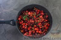 Фото приготовления рецепта: Винегрет из жареных овощей, с солёными огурцами и зелёным горошком - шаг №9