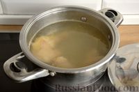 Фото приготовления рецепта: Куриный суп с клёцками из кускуса - шаг №2