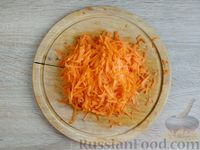 Фото приготовления рецепта: Луковая икра с морковью и яблоком - шаг №4