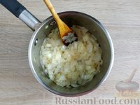 Фото приготовления рецепта: Луковая икра с морковью и яблоком - шаг №3