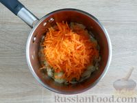 Фото приготовления рецепта: Луковая икра с морковью и яблоком - шаг №5
