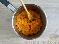 Фото приготовления рецепта: Луковая икра с морковью и яблоком - шаг №6