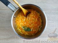 Фото приготовления рецепта: Луковая икра с морковью и яблоком - шаг №10