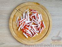 Фото приготовления рецепта: Салат с капустой, крабовыми палочками, колбасой и морковью - шаг №4