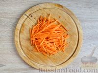 Фото приготовления рецепта: Салат с капустой, крабовыми палочками, колбасой и морковью - шаг №5