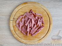 Фото приготовления рецепта: Салат с капустой, крабовыми палочками, колбасой и морковью - шаг №6