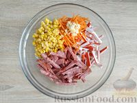 Фото приготовления рецепта: Салат с капустой, крабовыми палочками, колбасой и морковью - шаг №8