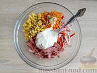 Фото приготовления рецепта: Салат с капустой, крабовыми палочками, колбасой и морковью - шаг №9